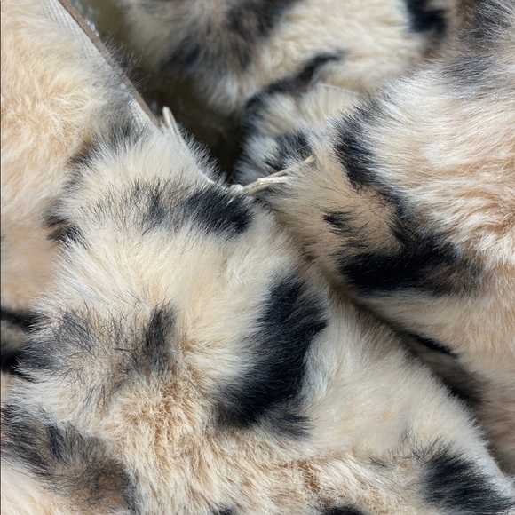 Anthropologie New size Medium 8 Fuzzy Leopard Print Slippers - Picture 4 of 7